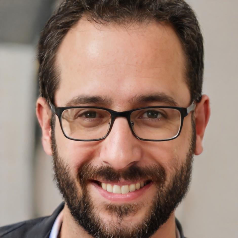 Retrato de Aurelio Cifuentes, coordinador de programas educativos